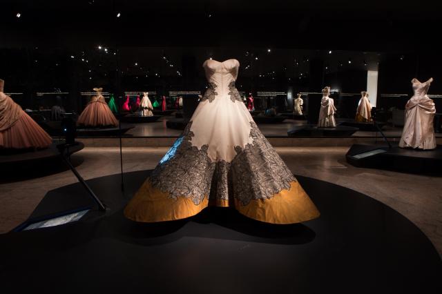 CharlesJames%2CFirstFloorGalleryView%2CCloverLeafGown._16.jpg