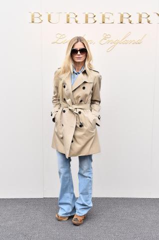 Laura_Bailey_wearing_Burberry_at_the_Burberry_Womenswear_February_2016_Show.jpg