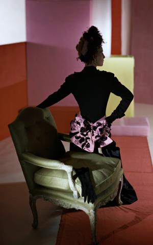 V%26A_Horst_14_Dinner_suit_and_headdress_by_Schiaparelli_1947__Conde_Nast_Horst_Estate.jpg